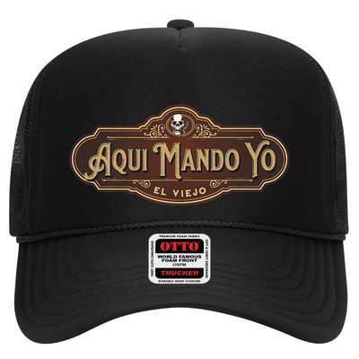 Funny Aquí Mando Yo El Viejo Trucker Hat