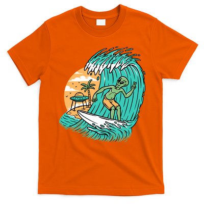 Funny Aliens Surfing On The Beach Holiday T-Shirt
