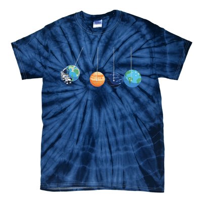 Funny Astronaut Swing Planets Space Newtons Cradle Pendulum Tie-Dye T-Shirt