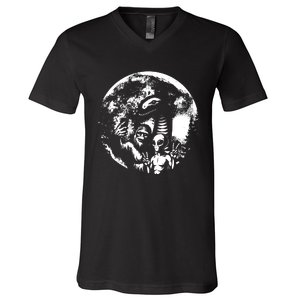 Funny Bigfoot Sasquatch Alien Loch Ness Full Moon Selfie V-Neck T-Shirt