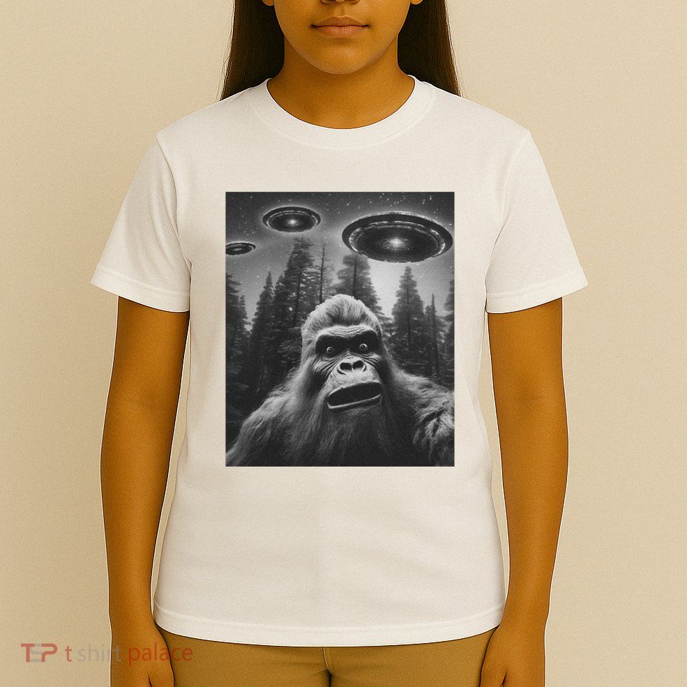Funny Bigfoot Sasquatch Alien Ufo T-Shirt
