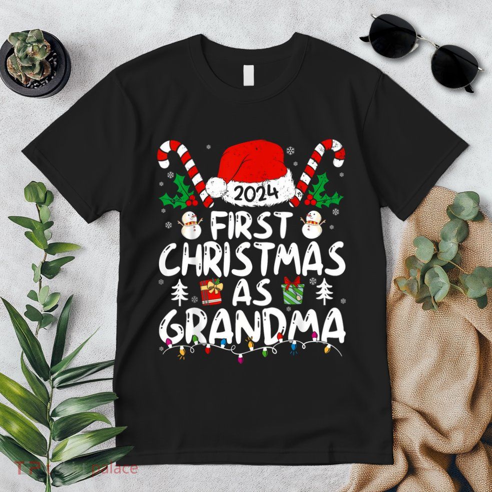 First Christmas As Grandma 2024 Family Matching New Grandma Premium T-Shirt