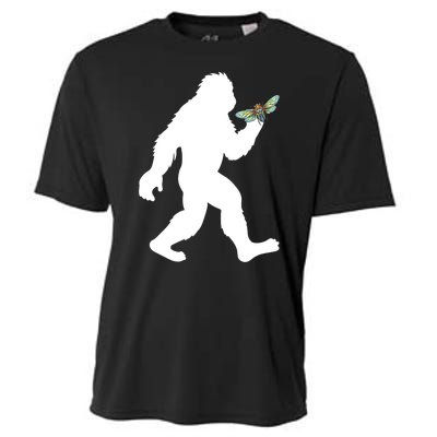 Funny Cicada Comeback 2024 Bigfoot Catching Cicada Gift Cooling Performance Crew T-Shirt