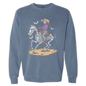 Funny Cowgirl Skeleton Riding Horse Spooky Halloween Western Garment-Dyed Sweatshirt