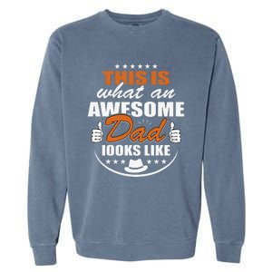 Father's Dad Day This is what an Awesome Dad looks like Garment-Dyed Sweatshirt