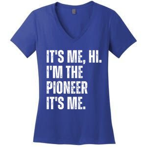 Fathers Day Funny Its Me Hi IM The Pioneer Its Me Meaningful Gift Women's V-Neck T-Shirt