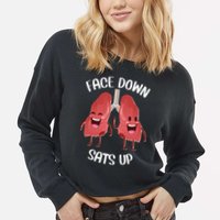 Face Down Sats Up Lungs Smiling Design For Healthcare Worker Meaningful Gift Cropped Pullover Crew