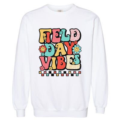 Field Day Vibes Groovy Summer Teacher Last Day Of School Garment-Dyed Sweatshirt