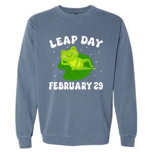 Funny Frog Leap Day February 29 Birthday Feb 29 Leap Year Garment-Dyed Sweatshirt