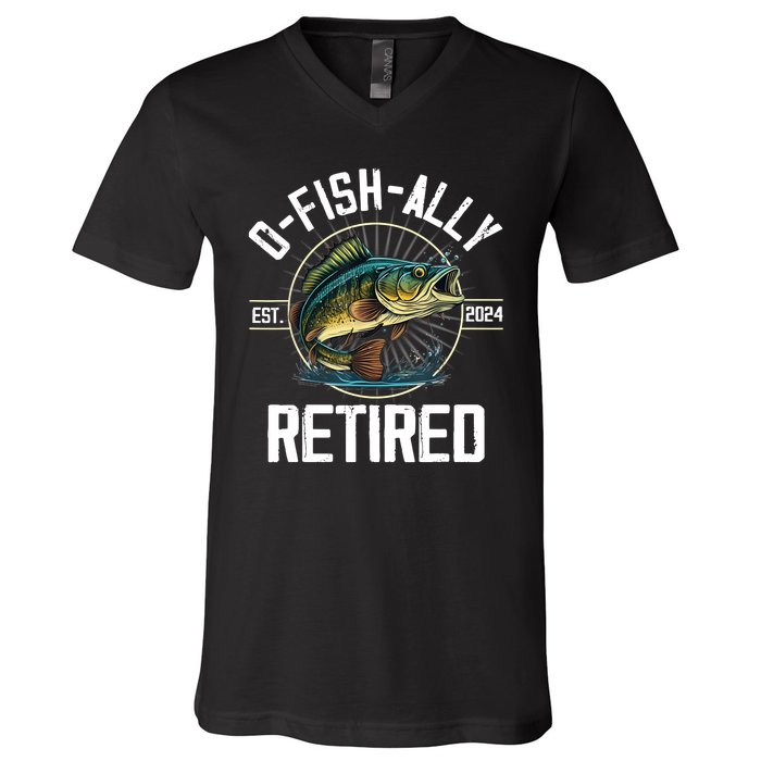 Fisherman Fishing Retirement Gift Ofishally Retired 2024 V-Neck T-Shirt