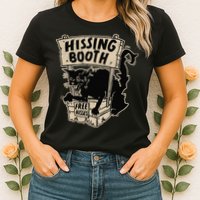 Funny Goth Black Cat Hissing Booth For Cat Moms & Cat Dads Womens T-Shirt