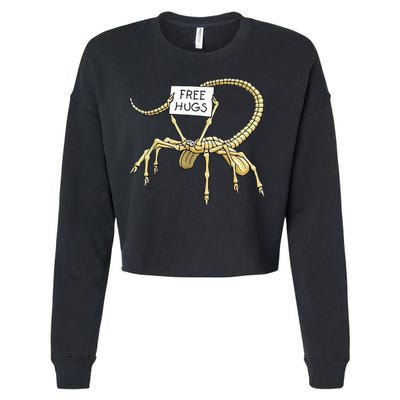 Free Hugs Funny Facehugger Aliens Cropped Pullover Crew