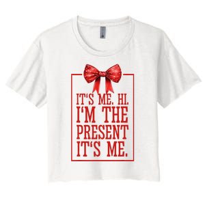 Funny ItS Me Hi IM The Present ItS Me Women's Crop Top Tee