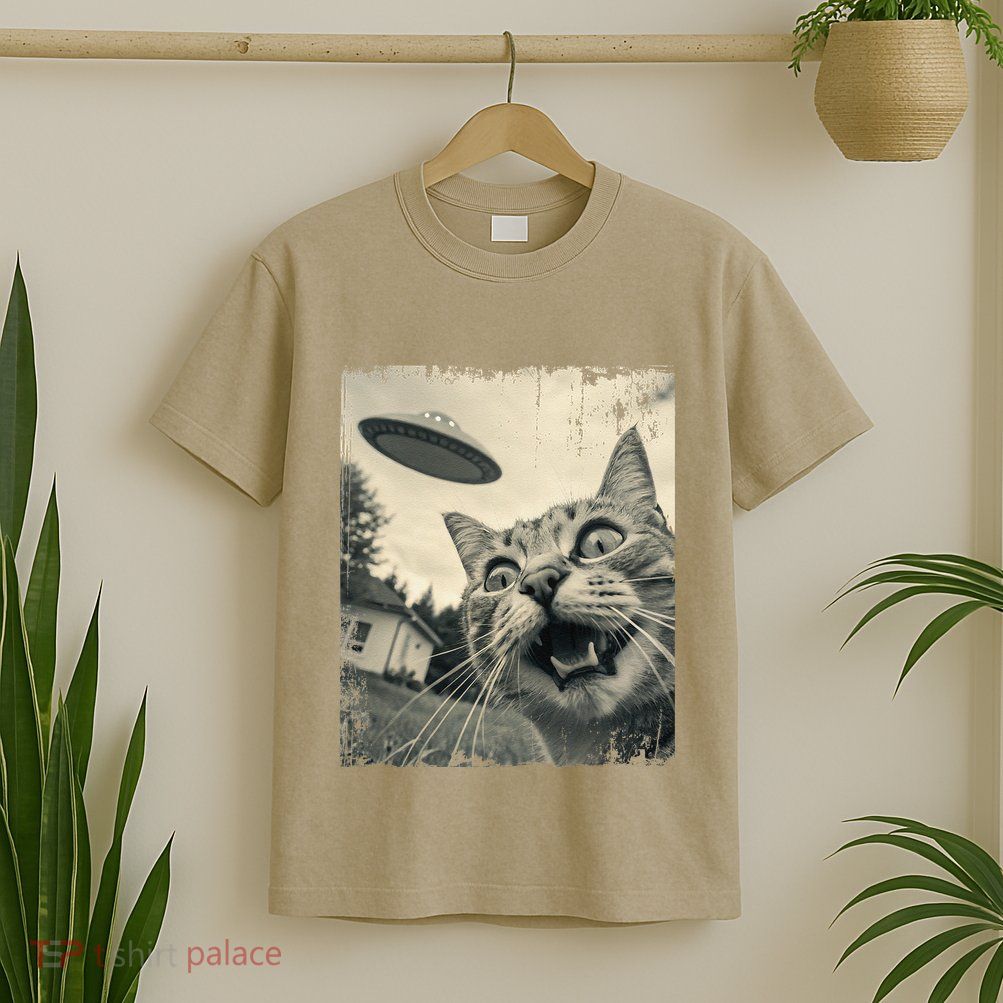 Funny Invasion Meme Vintage Alien Cat Ufo Selfie T-Shirt