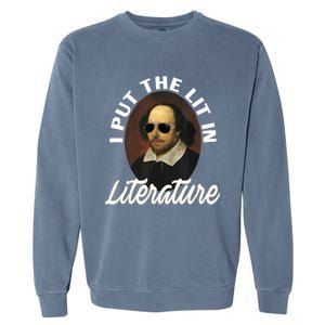 Funny I Put The Lit In Literature Gift Retro Funny Shakespeare Gift Garment-Dyed Sweatshirt