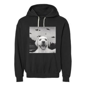 Funny Meme Labrador Selfie With Alien Ufos Funny Dog Lovers Aliens Ufo Garment-Dyed Fleece Hoodie