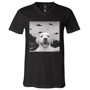 Funny Meme Labrador Selfie With Alien Ufos Funny Dog Lovers Aliens Ufo V-Neck T-Shirt