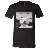 Funny Meme Labrador Selfie With Alien Ufos Funny Dog Lovers Aliens Ufo V-Neck T-Shirt