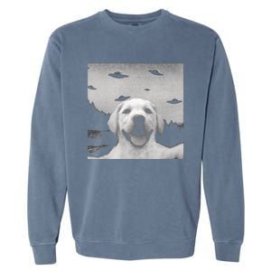 Funny Meme Labrador Selfie With Alien Ufos Funny Dog Lovers Aliens Ufo Garment-Dyed Sweatshirt