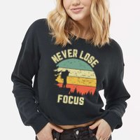 Funny Photographer Camera Never Lose Focus Photography Cropped Pullover Crew