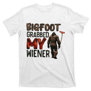 Funny Retro Bigfoot Bigfoot Grabbed My Wiener T-Shirt