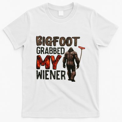 Funny Retro Bigfoot Bigfoot Grabbed My Wiener T-Shirt