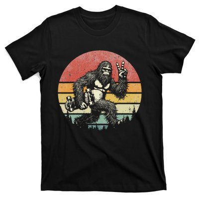 Funny Retro Bigfoot Skater Vintage Sasquatch Skateboarding T-Shirt