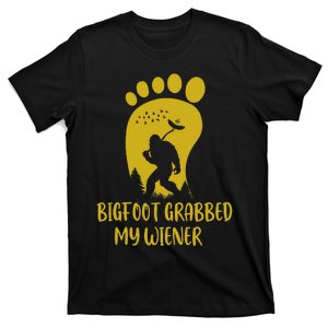 Funny Retro Bigfoot Bigfoot Grabbed My Wiener Design T-Shirt