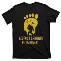 Funny Retro Bigfoot Bigfoot Grabbed My Wiener Design T-Shirt