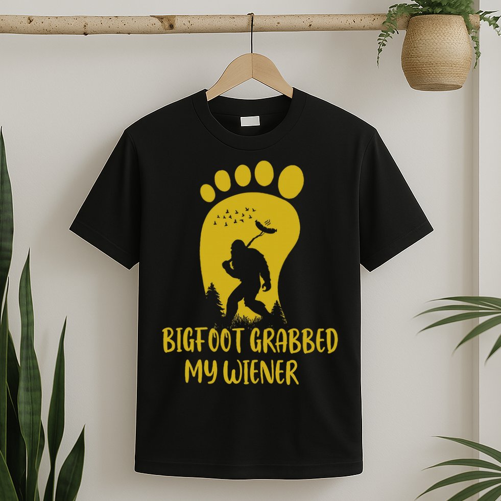 Funny Retro Bigfoot Bigfoot Grabbed My Wiener Design T-Shirt
