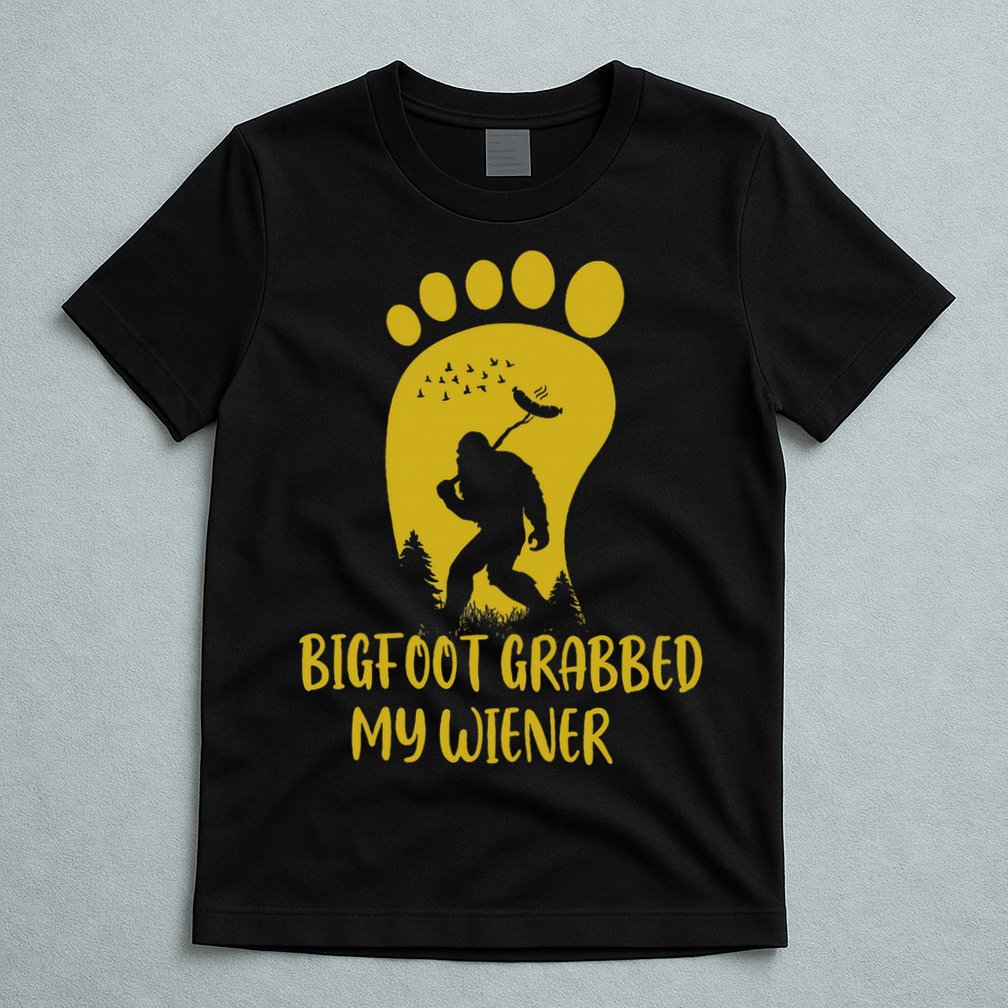 Funny Retro Bigfoot Bigfoot Grabbed My Wiener Design T-Shirt