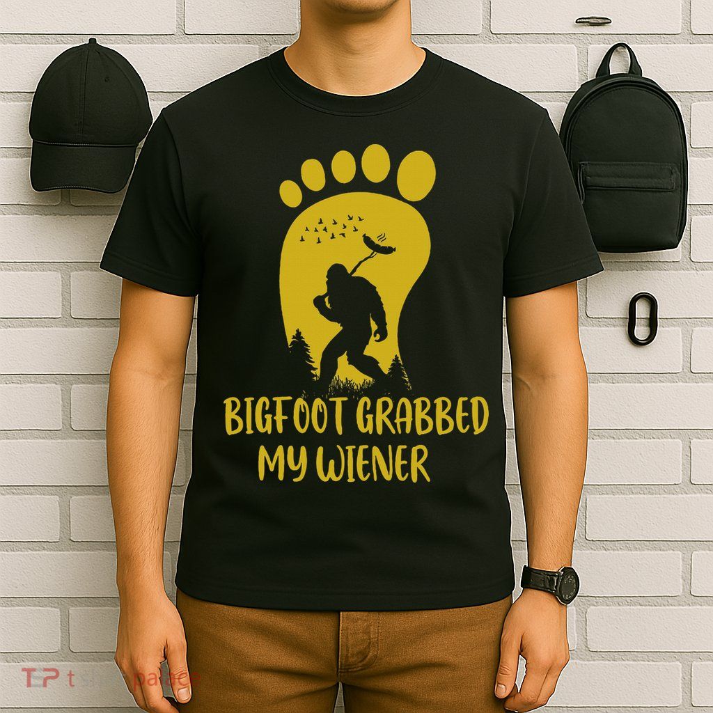 Funny Retro Bigfoot Bigfoot Grabbed My Wiener Design T-Shirt