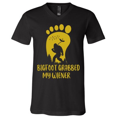 Funny Retro Bigfoot Bigfoot Grabbed My Wiener Design V-Neck T-Shirt