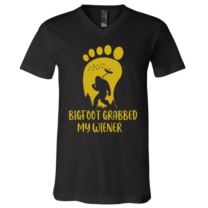 Funny Retro Bigfoot Bigfoot Grabbed My Wiener Design V-Neck T-Shirt