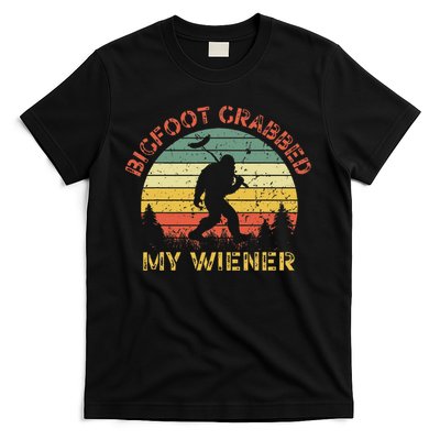 Funny Retro Bigfoot Bigfoot Grabbed My Wiener T-Shirt