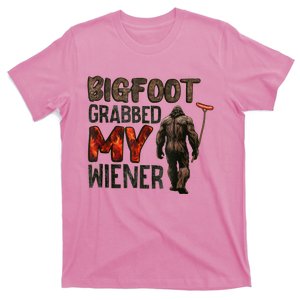 Funny Retro Bigfoot Bigfoot Grabbed My Wiener Design T-Shirt