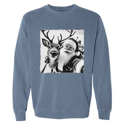 Funny Reindeer Selfie Christmas Santa Claus Xmas Cute Santa Garment-Dyed Sweatshirt