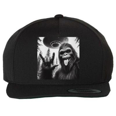 Funny Sasquatch Bigfoot Rock On Selfie With Ufo Alien Wool Snapback Cap