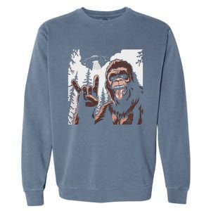 Funny Sasquatch Bigfoot Rock On Selfie With Ufo Alien Garment-Dyed Sweatshirt