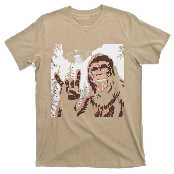 Funny Sasquatch Bigfoot Rock On Selfie With Ufo Alien T-Shirt