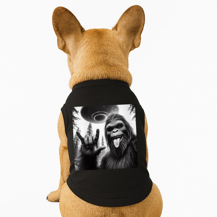 Funny Sasquatch Bigfoot Rock On Selfie With Ufo Alien Doggie Tank