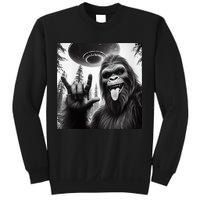 Funny Sasquatch Bigfoot Rock On Selfie With Ufo Alien Sweatshirt