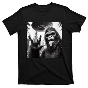 Funny Sasquatch Bigfoot Rock On Selfie With Ufo Alien T-Shirt