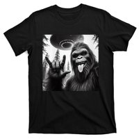 Funny Sasquatch Bigfoot Rock On Selfie With Ufo Alien T-Shirt