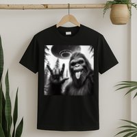 Funny Sasquatch Bigfoot Rock On Selfie With Ufo Alien T-Shirt