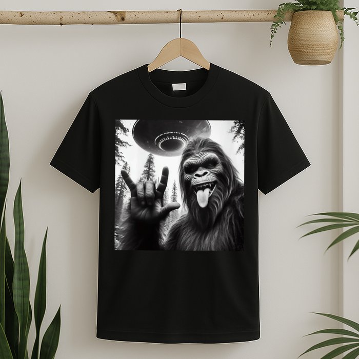 Funny Sasquatch Bigfoot Rock On Selfie With Ufo Alien T-Shirt