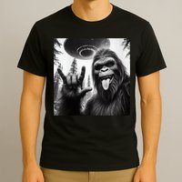 Funny Sasquatch Bigfoot Rock On Selfie With Ufo Alien T-Shirt