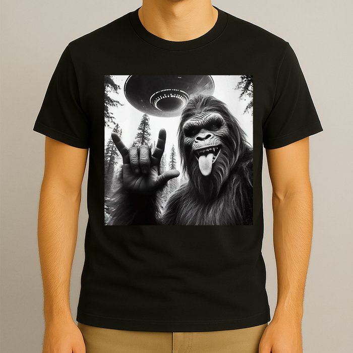 Funny Sasquatch Bigfoot Rock On Selfie With Ufo Alien T-Shirt