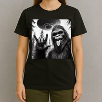 Funny Sasquatch Bigfoot Rock On Selfie With Ufo Alien T-Shirt