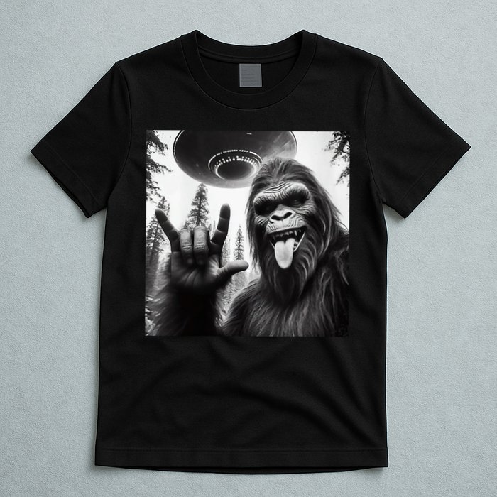 Funny Sasquatch Bigfoot Rock On Selfie With Ufo Alien T-Shirt